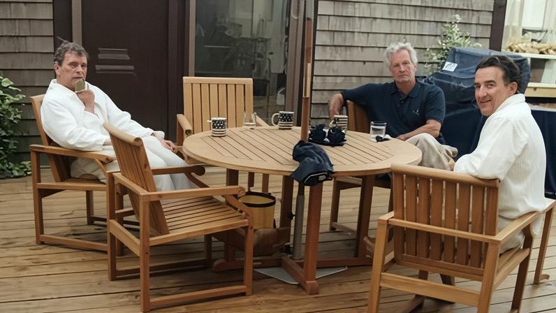 Documentos de Epstein revelam primeira foto do milionário com Mandelson e Andrew