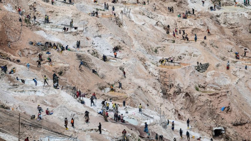 Mineros trabajan en un mina de coltán en Rubaya (República Democrática del Congo) el jueves.