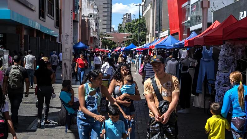 Venezuela enfrenta inflação de 600% e queda do petróleo após ataque dos EUA