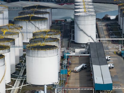 Vista aérea de un depósito de almacenamiento de petróleo a lo largo del río Támesis en Londres (Reino Unido), este martes.