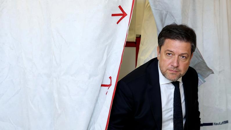 Candidato de esquerda, RN, fica praticamente empatado na 1ª rodada para prefeito de Marselha, segundo pesquisas