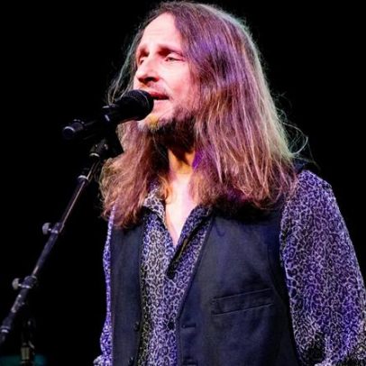 Melhor amigo de Taylor Hawkins, que integrava tributo ao Yes, agora lidera a banda original