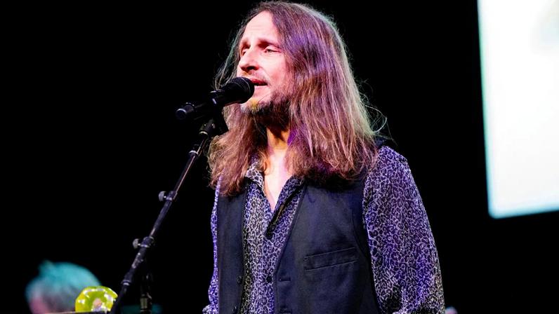 Melhor amigo de Taylor Hawkins, que integrava tributo ao Yes, agora lidera a banda original