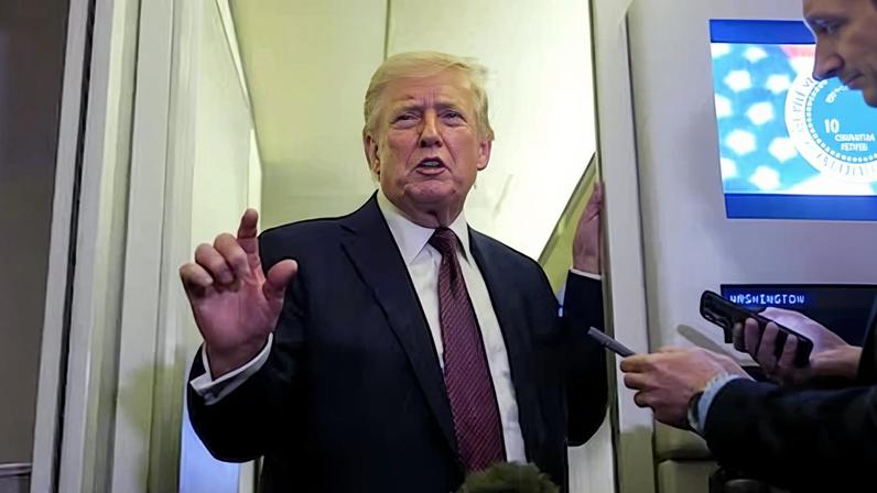 El presidente de Estados Unidos, Donald Trump, habla a los medios de comunicación desde el Air Force One, este domingo.