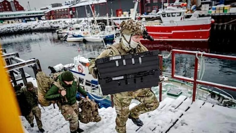 Soldados daneses desembarcando en el puerto de Nuuk, en Groenlandia, el 18 de enero.