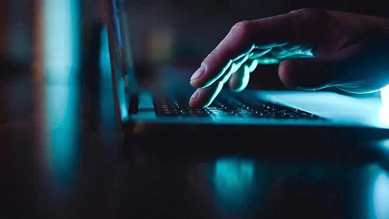 Ataques virtuais: UE restringe acessos a empresas acusadas de hackearem serviços (Yuliya Taba/Getty Images)