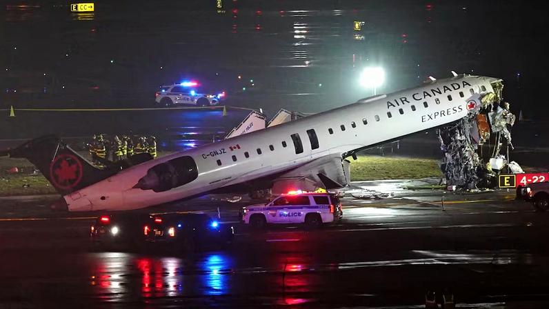 Dois mortos após avião colidir com caminhão de bombeiros em LaGuardia