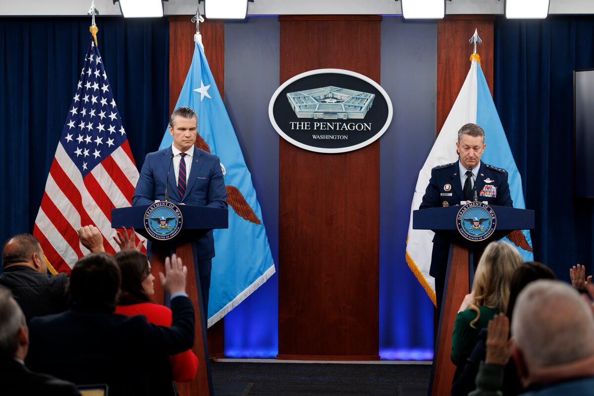 El secretario de Defensa de Estados Unidos, Pete Hegseth, a la izquierda, y el jefe del Estado Mayor, general Dan Caine, este lunes en una rueda de prensa del Pentágono.