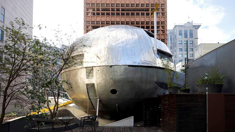 Exposição pop-up em São Paulo destaca casa esférica de Eduardo Longo