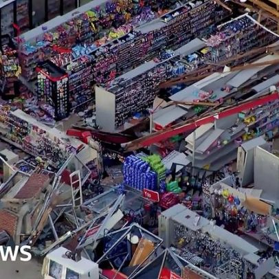 Mercadorias ficam nas prateleiras após tornado arrancar o teto de supermercado