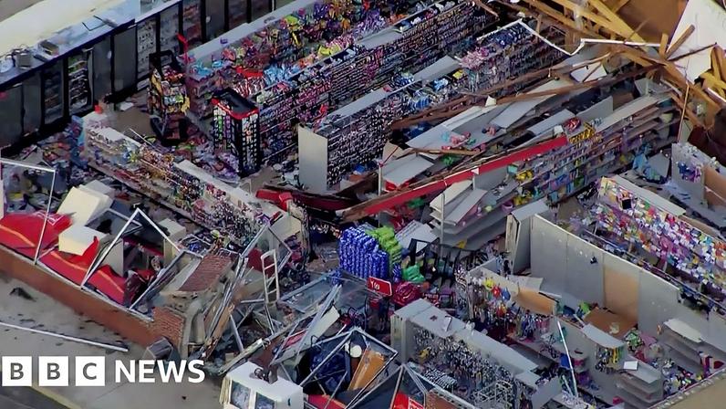 Mercadorias ficam nas prateleiras após tornado arrancar o teto de supermercado