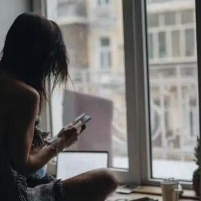 Mulher recebe R$ 10 por hora para ajudar no engajamento no OnlyFans