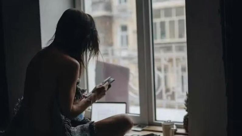 Mulher recebe R$ 10 por hora para ajudar no engajamento no OnlyFans