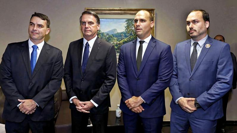 Defesa pede, Moraes nega acesso livre dos filhos a Bolsonaro