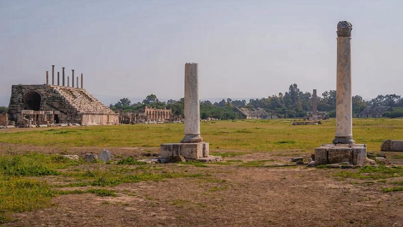 Tiro, cidade antiga, é atingida por ataques; ministro pede intervenção da Unesco