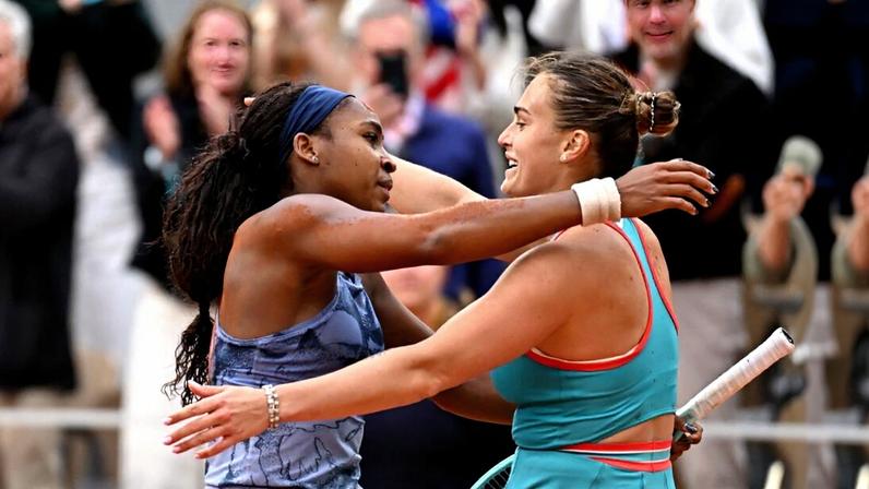 Coco Gauff e Aryna Sabalenka (Foto: Corinne Dubreuil/FFT)