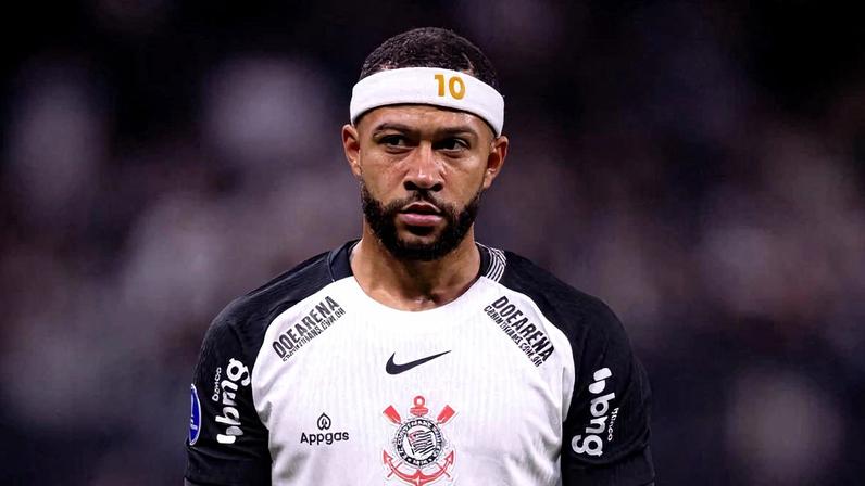Memphis Depay reaparece no Corinthians após reunião com diretoria. Ele havia faltado ao treino de quarta-feira. O clube pagou parte do salário atrasado.
