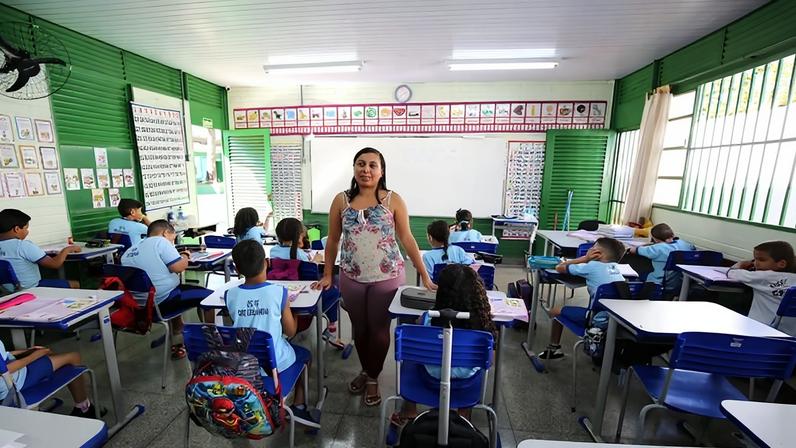 MEC ouvirá professores e diretores sobre formação continuada