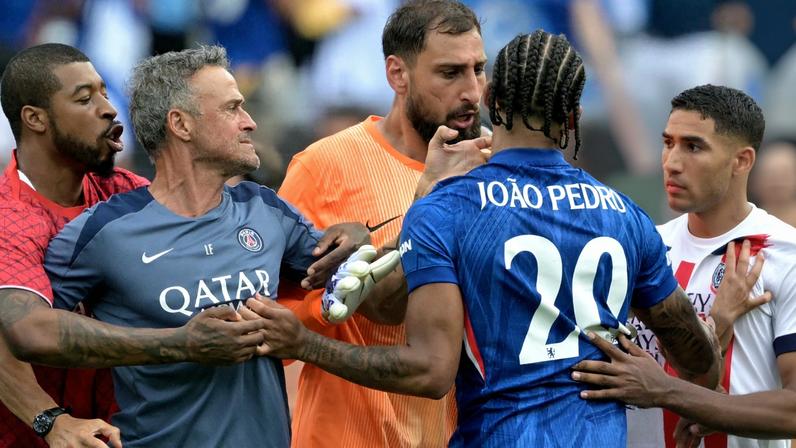 Luis Enrique agride João Pedro em confusão depois de Chelsea x PSG — Foto: Juan Mabromata/AFP