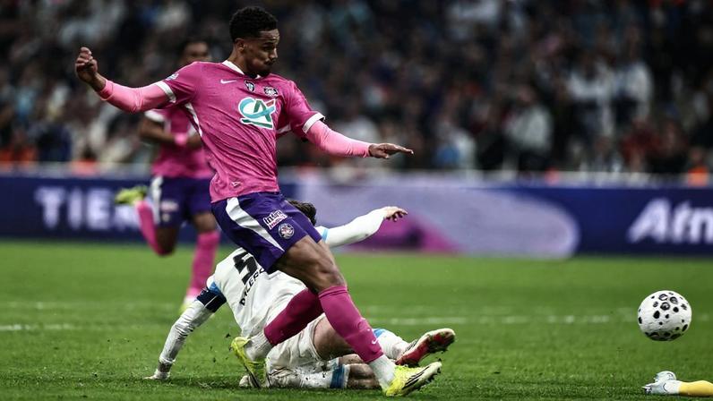 Emersonn em ação pelo Toulouse contra o Olympique de Marselha — Foto: THIBAUD MORITZ / AFP