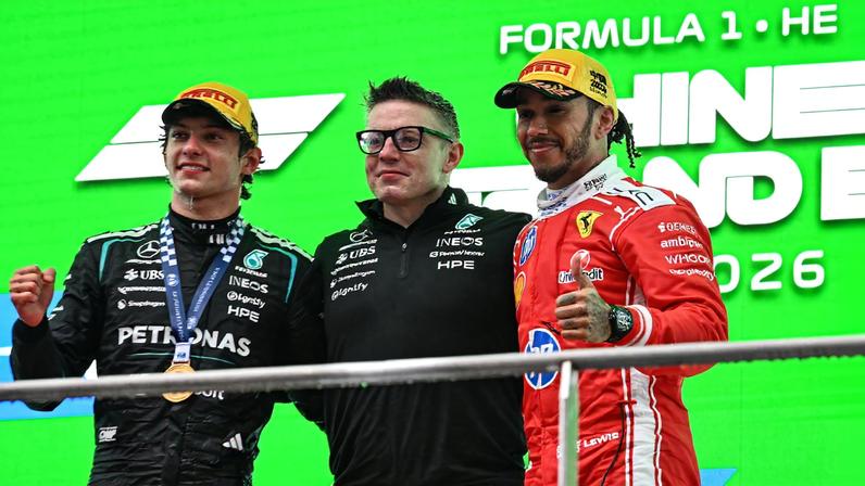 Kimi Antonelli celebra vitória na China ao lado de Lewis Hamilton e Peter Bonnington — Foto: Jade Gao/AFP