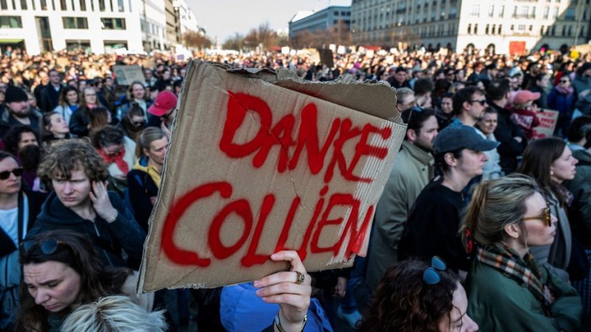 Cartaz agradece a atriz por sua denúncia fortalecer a causa feminista. — Foto: JOHN MACDOUGALL / AFP