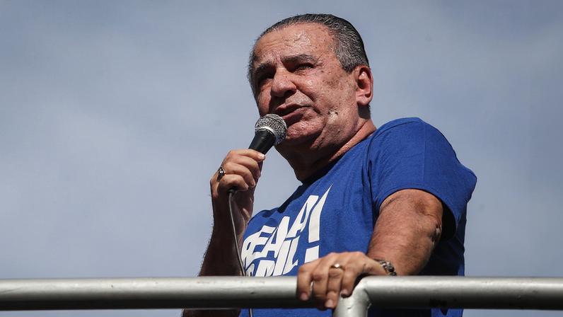 O pastor Silas Malafaia discursa em ato de apoio ao ex-presidente Jair Bolsonaro (PL), na Avenida Paulista, em São Paulo. O evento, chamado de 'Reaja Brasil', foi feito 'em defesa do fim da censura, pela liberdade de expressão e pela anistia já', no domingo, 3 de agosto de 2025 — Foto: Felipe Rau/Estadão Conteúdo