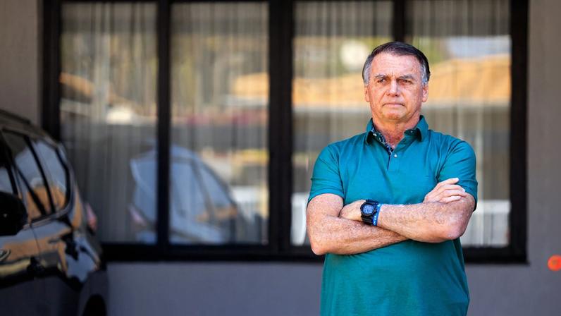 O ex-presidente Jair Bolsonaro fez uma aparição de cerca de 20 minutos na manhã desta quinta- feira, 11 de setembro de 2025, em frente à casa onde ele cumpre prisão domiciliar, em Brasí­lia (DF). A Primeira Turma do Supremo Tribunal Federal fixou nesta noite a pena de Bolsonaro, condenado por tentar dar um golpe de Estado após perder as eleições 2022, em 27 anos e três meses em regime inicial fechado - 24 anos e nove meses de reclusão e 2 anos e seis meses de detenção, com 124 dias-multa (equivalente a dois salários mínimos). Os ministros seguiram o voto do relator Alexandre de Moraes. — Foto: WILTON JUNIOR/ESTADÃO CONTEÚDO