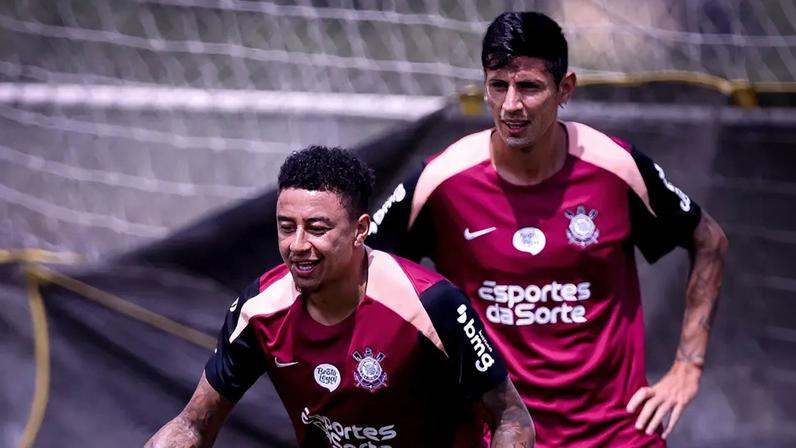Lingard ao lado dos companheiros em campo (Foto: José Manoel Idalgo/Agência Corinthians)