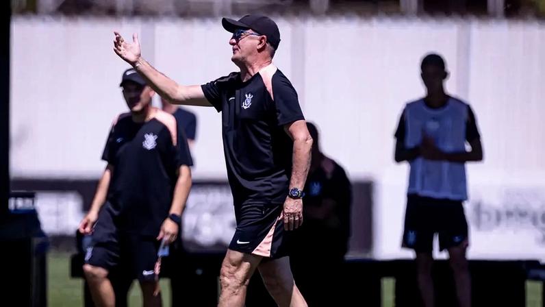 Dorival indica mudanças no Corinthians para duelo com o Santos