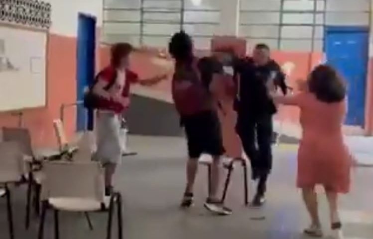 Policial militar agride estudantes em escola no Rio