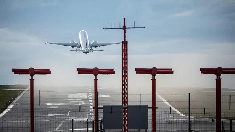 Avião em decolagem de aeroporto