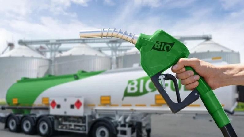 Detalhe de bomba de biodiesel com um reboque de tanque de caminhão para transporte de biocombustível