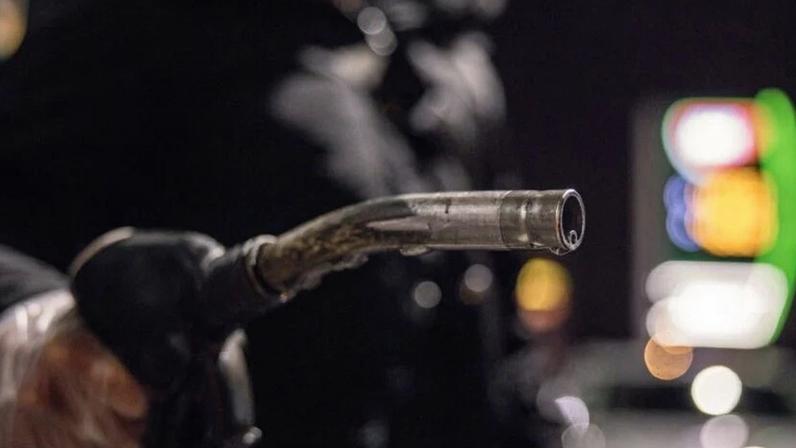 Detalhe de bomba de diesel em posto de combustível