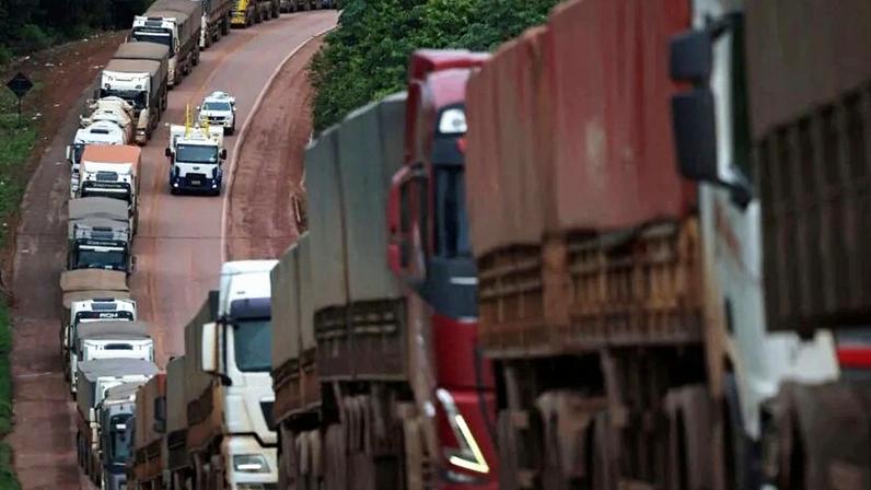 Governo endurece fiscalização do frete e corta ICMS para conter greve