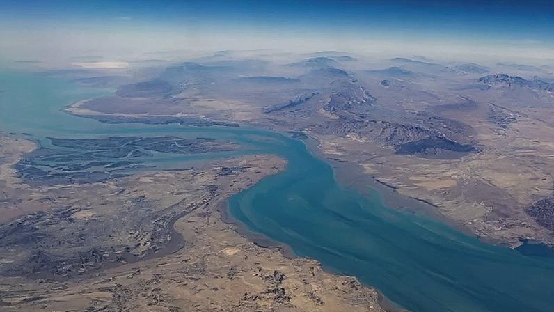 Vista aérea da ilha de Qeshm, separada do continente iraniano pelo Estreito de Clarence, no Estreito de Ormuz