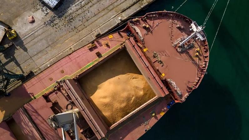 Carregamento de soja em navio graneleiro