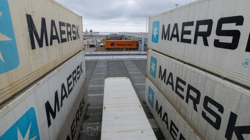 Contêineres refrigerados da Maersk nos terminais do Porto de Los Angeles