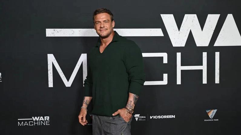 Ator Alan Ritchson é acusado de agredir vizinho em vídeo na frente de crianças