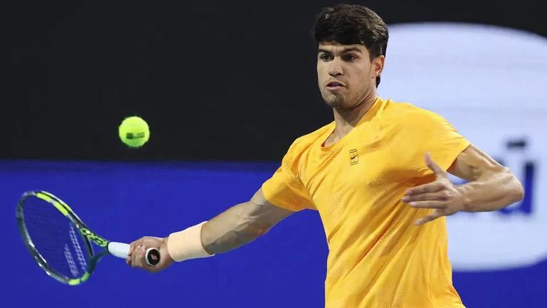 Carlos Alcaraz comemora a vitória sobre João Fonseca no Masters 1000 de Miami (Foto: MATTHEW STOCKMAN / AFP)
