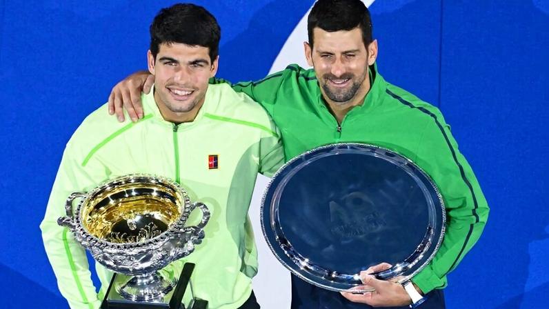 Carlos Alcaraz e Novak Djokovic (Foto: Tennis Australia)