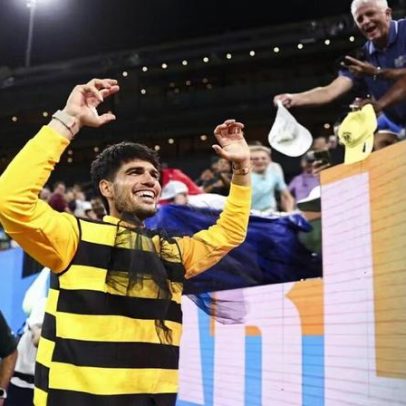 Alcaraz usa fantasia de abelha para celebrar vitória junto à torcida