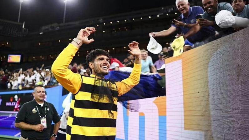 Alcaraz usa fantasia de abelha para celebrar vitória junto à torcida