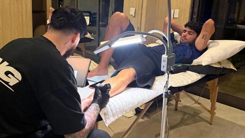 Carlos Alcaraz e o tatuador Ganga (Foto: Carlos Alcaraz/ Instagram)