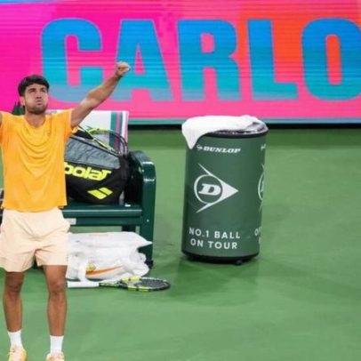 Alcaraz amplia série invicta e encara Medvedev na semifinal