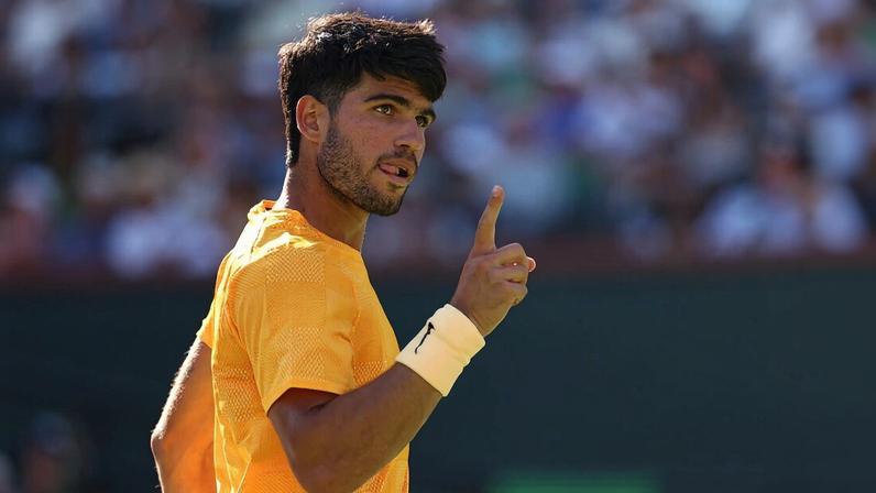 Alcaraz vence Ruud e soma sua 15ª vitória consecutiva no ano