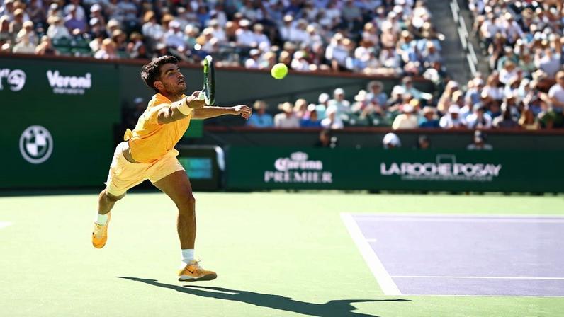 Sinner enfrenta Zverev nas semis às 17h30; Alcaraz encara Medvedev às 19h