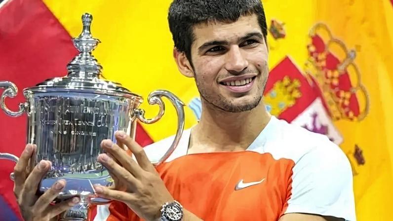 Alcaraz com o troféu do US Open de 2022. (Foto: Reprodução)