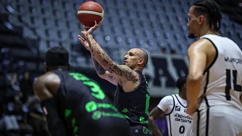 Alex Garcia, do Bauru, durante partida do NBB (Foto: Divulgação NBB)