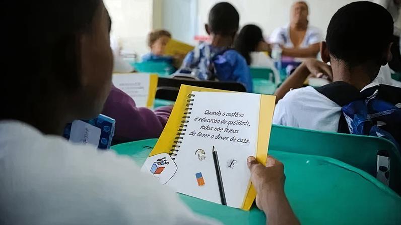 Especialistas dizem que alfabetização na idade certa é marco para o país